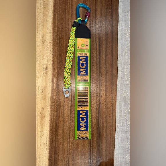 MCM RAYMONDE OVERSIZED BAG CHARM KEYRING LUGGAGE TAG BRAND NEW & 100% AUTHENTIC - Picture 7 of 14